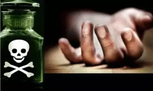 अवैध संबंध के चलते महिला ने परिवार के 6 सदस्यों को चाय में जहर मिलाकर पिलाया, एक की मौत अवैध संबंध के चलते महिला ने परिवार के 6 सदस्यों को चाय में जहर मिलाकर पिलाया, एक की मौत