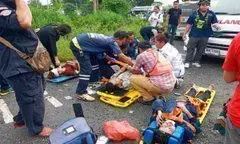 ट्रेन और बस की जोरदार टक्कर में 17 लोगों की मौत, 30 घायल ट्रेन और बस की जोरदार टक्कर में 17 लोगों की मौत, 30 घायल