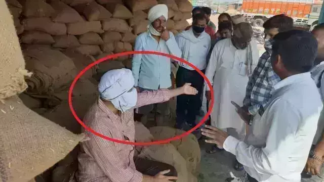 जब किसान बन गए डीएम: मुंह पर बांधा गमछा पहनी हवाई चप्पल और पहुंच गए मंडी, मच गई खलबली जब किसान बन गए डीएम: मुंह पर बांधा गमछा पहनी हवाई चप्पल और पहुंच गए मंडी, मच गई खलबली