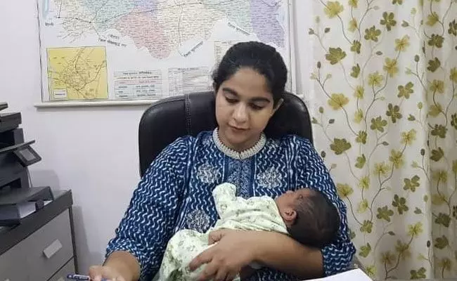 गाज़ियाबाद की SDM सौम्या पांडेय ने पेश की मिसाल, बस एक माह की मैटरनिटी लीव के बाद काम पर लौटीं गाज़ियाबाद की SDM सौम्या पांडेय ने पेश की मिसाल, बस एक माह की मैटरनिटी लीव के बाद काम पर लौटीं