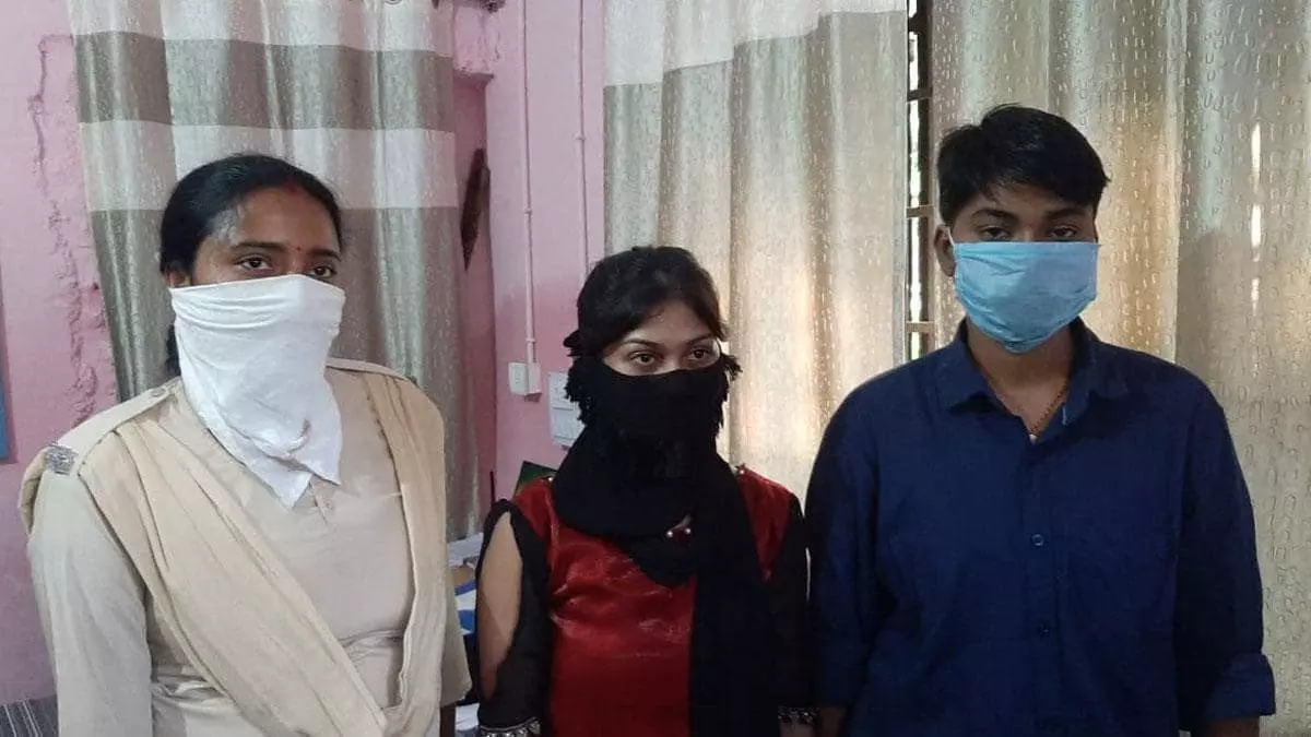 तीन साल से चल रहा था दोस्ताना, समलैंगिक विवाह करने के लिए घर से भागीं दो दोस्त लड़कियां! तीन साल से चल रहा था दोस्ताना, समलैंगिक विवाह करने के लिए घर से भागीं दो दोस्त लड़कियां!