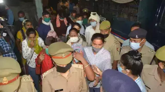 हाथरस केस : हाईकोर्ट में सुनवाई आज, कड़ी सुरक्षा में लखनऊ के लिए रवाना हुआ पीड़ित परिवार हाथरस केस : हाईकोर्ट में सुनवाई आज, कड़ी सुरक्षा में लखनऊ के लिए रवाना हुआ पीड़ित परिवार