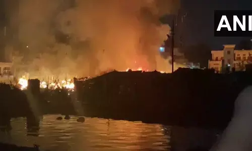 लखनऊ के ऐशबाग में लगी भीषण आग, फटे कई सिलेंडर, मची चीख पुकार, मंत्री पहुंचे मौके पर लखनऊ के ऐशबाग में लगी भीषण आग, फटे कई सिलेंडर, मची चीख पुकार, मंत्री पहुंचे मौके पर