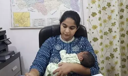 गाज़ियाबाद की SDM सौम्या पांडेय ने पेश की मिसाल, बस एक माह की मैटरनिटी लीव के बाद काम पर लौटीं गाज़ियाबाद की SDM सौम्या पांडेय ने पेश की मिसाल, बस एक माह की मैटरनिटी लीव के बाद काम पर लौटीं