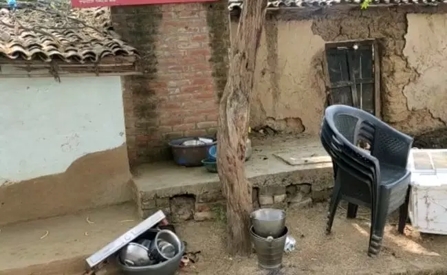 उत्तर प्रदेश के हमीरपुर में किराया न देने पर महिला को पेड़ से बांधकर पीटा, वीडियो वायरल