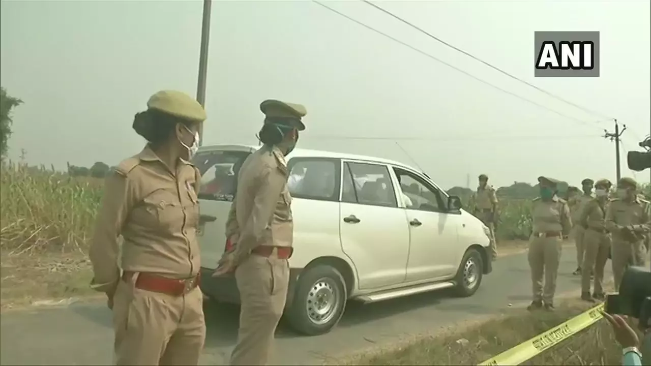 हाथरस कांड LIVE: सीबीआई की टीम मौका ए वारदात पर, फॉरेंसिक एक्सपर्ट भी साथ