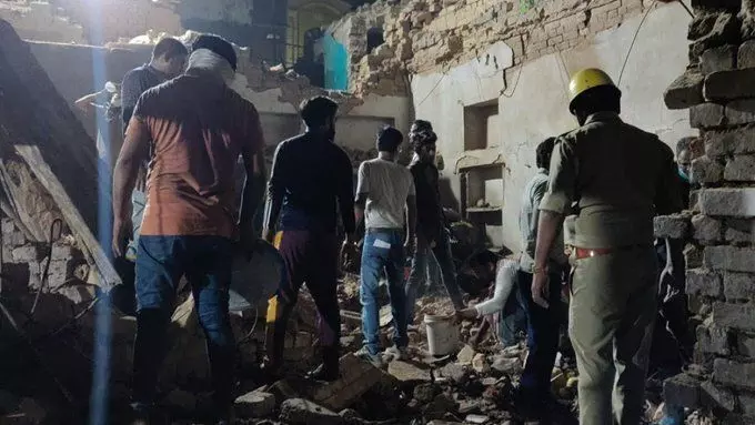 फैक्ट्री में धमाके से दहला अलीगढ़, मलबे में दबने से 3 की मौत, कई घायल
