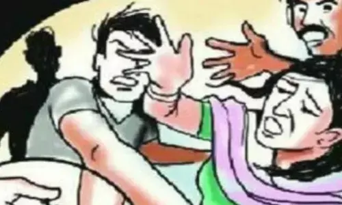 जौनपुर में युवती से छेड़खानी को लेकर हुआ विवाद,  खूनी संघर्ष में एक महिला की मौत जौनपुर में युवती से छेड़खानी को लेकर हुआ विवाद,  खूनी संघर्ष में एक महिला की मौत