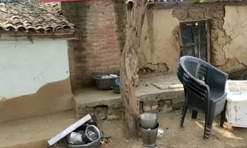 उत्तर प्रदेश के हमीरपुर में किराया न देने पर महिला को पेड़ से बांधकर पीटा, वीडियो वायरल उत्तर प्रदेश के हमीरपुर में किराया न देने पर महिला को पेड़ से बांधकर पीटा, वीडियो वायरल