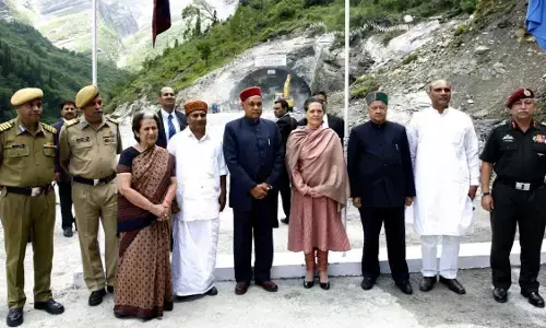 अटल टनल के पास से गायब हुई सोनिया गांधी के नाम की शिलान्यास पट्टिका, कांग्रेस ने दी आंदोलन की धमकी अटल टनल के पास से गायब हुई सोनिया गांधी के नाम की शिलान्यास पट्टिका, कांग्रेस ने दी आंदोलन की धमकी