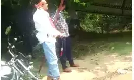 सुल्तानपुर में पूर्व सपा नेता नेता शेर सिंह यादव पिस्टल की नोक पर जमीन पर कब्ज़ा हटाते नजर आये, वीडियो वायरल