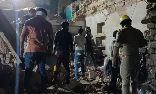 फैक्ट्री में धमाके से दहला अलीगढ़, मलबे में दबने से 3 की मौत, कई घायल