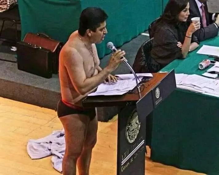 सांसद ने संसद में उतारे कपड़े, बोले मुझे नंगा देख शर्म आती है, देश को नंगे, हताश, बेरोजगार और भूखे देखकर शर्म नहीं आती