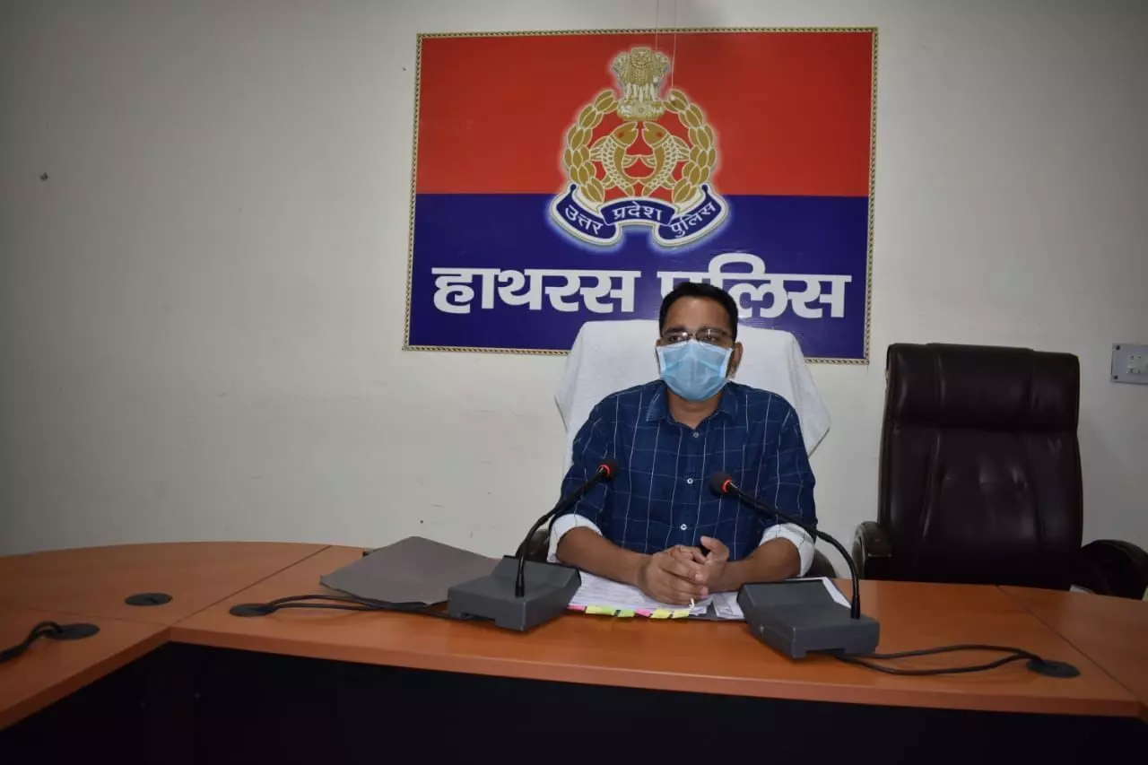 हाथरस एसपी विनीत जायसवाल ने देर रात ली क्राइम मीटिंग, दिए सख्त निर्देश हाथरस एसपी विनीत जायसवाल ने देर रात ली क्राइम मीटिंग, दिए सख्त निर्देश