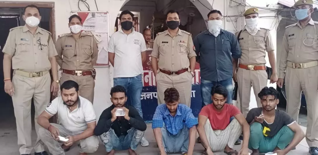 इटावा पुलिस ने चोरी एवं लूट करने वाले गेंग के 5 अभियुक्तों को चोरी के आभूषण और अवैध असलाह समेत किया गिरफ्तार