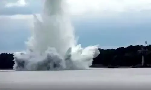 पोलैंड में फटा दूसरे विश्व युद्ध का 5 हजार किलो का भूकंप बम, समुद्र में आई सूनामी पोलैंड में फटा दूसरे विश्व युद्ध का 5 हजार किलो का भूकंप बम, समुद्र में आई सूनामी
