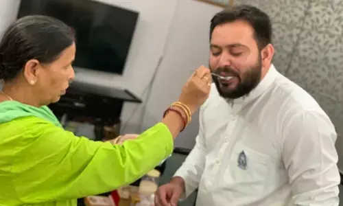 मां राबड़ी ने खिलाई दही, भाई तेज प्रताप के छुए पैर, इस अंदाज में नामांकन के लिए निकले तेजस्वी यादव मां राबड़ी ने खिलाई दही, भाई तेज प्रताप के छुए पैर, इस अंदाज में नामांकन के लिए निकले तेजस्वी यादव