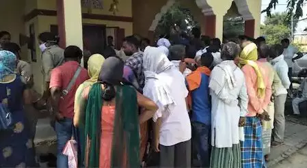 पुलिस ने शादीशुदा महिला की थाने में प्रेमी से करवाई शादी, इस वजह से थानाध्यक्ष समेत 15 लोगों का कटा चालान पुलिस ने शादीशुदा महिला की थाने में प्रेमी से करवाई शादी, इस वजह से थानाध्यक्ष समेत 15 लोगों का कटा चालान