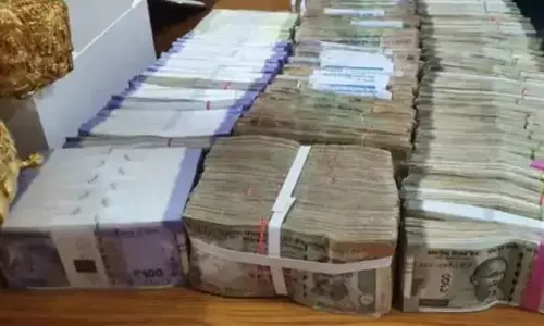 ऑनलाइन सट्टेबाजी का खुलासा, हिरासत में 8 लोग-1 करोड़ 31 लाख नगद बरामद ऑनलाइन सट्टेबाजी का खुलासा, हिरासत में 8 लोग-1 करोड़ 31 लाख नगद बरामद