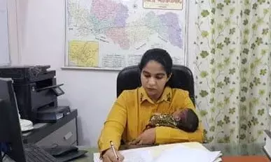 आईएएस सौम्या पाण्डेय कर रही थी बच्ची को लेकर ड्यूटी, सरकार ने खुश होकर दिया प्रमोशन, SDM से बनी कानपुर की CDO आईएएस सौम्या पाण्डेय कर रही थी बच्ची को लेकर ड्यूटी, सरकार ने खुश होकर दिया प्रमोशन, SDM से बनी कानपुर की CDO