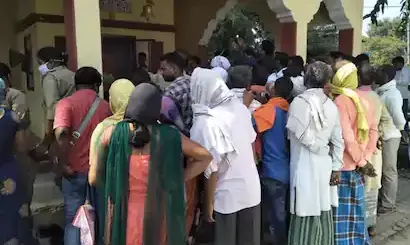 पुलिस ने शादीशुदा महिला की थाने में प्रेमी से करवाई शादी, इस वजह से थानाध्यक्ष समेत 15 लोगों का कटा चालान पुलिस ने शादीशुदा महिला की थाने में प्रेमी से करवाई शादी, इस वजह से थानाध्यक्ष समेत 15 लोगों का कटा चालान