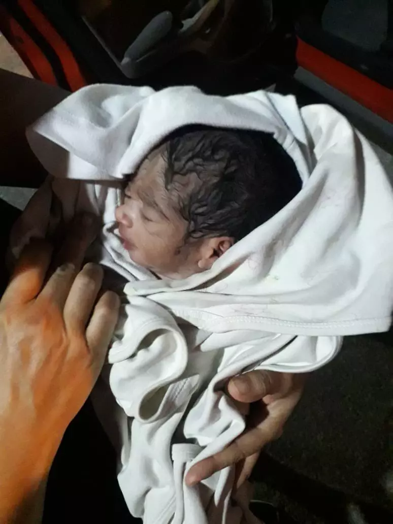 नोएडा में लोकलाज के भय से सोसाइटी की सीढियों पर चंद घंटे पहले पैदा हुए मासूम को बैग में बंद कर छोड़ा नोएडा में लोकलाज के भय से सोसाइटी की सीढियों पर चंद घंटे पहले पैदा हुए मासूम को बैग में बंद कर छोड़ा