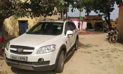 शाहजहांपुर: चांदी के नकली आभूषण बेच रहे लग्जरी कार सबार युवक को सर्राफा व्यापारी ने दबोचा, दो साथी युवक फरार