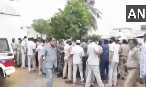 VIDEO: विधायक जी गए थे दर्द बांटने, होने लगी चप्पलों की बारिश, और फिर... VIDEO: विधायक जी गए थे दर्द बांटने, होने लगी चप्पलों की बारिश, और फिर...