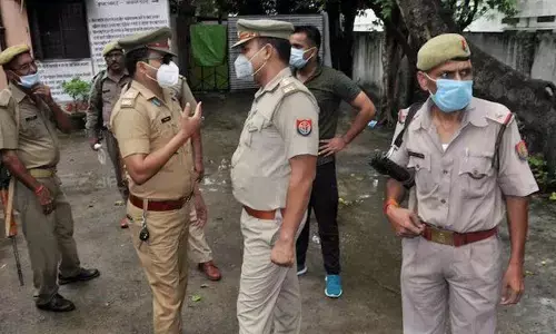 बलिया: पुलिस ने आरोपी को पकड़ा तो कैसे हुआ फरार? VIDEO से हुआ सवाल बलिया: पुलिस ने आरोपी को पकड़ा तो कैसे हुआ फरार? VIDEO से हुआ सवाल