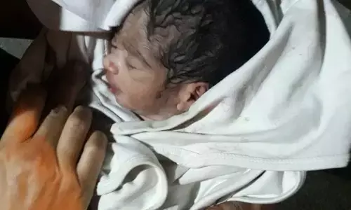 नोएडा में लोकलाज के भय से सोसाइटी की सीढियों पर चंद घंटे पहले पैदा हुए मासूम को बैग में बंद कर छोड़ा