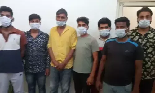 लोगों से धोखाधड़ी करने वाले एक अंतरराज्यीय गिरोह का पुलिस ने किया भंडाफोड़ लोगों से धोखाधड़ी करने वाले एक अंतरराज्यीय गिरोह का पुलिस ने किया भंडाफोड़