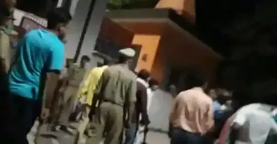 यूपी में BJP विधायक ने बेटे के साथ पुलिस थाने पर बोला हमला, छुड़ा ले गए लड़की से छेड़छाड़ का आरोपी देखती रह गई पुलिस