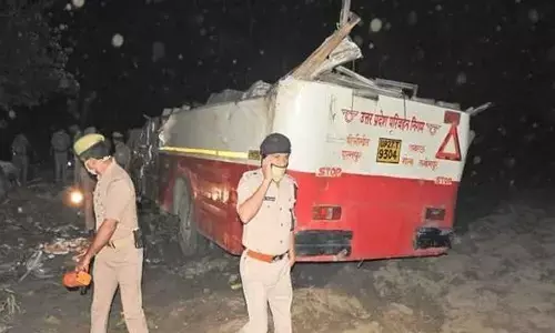 पीलीभीत में बोलेरो ने यात्रियों से भरी बस को मारी टक्कर, पूरी बस पलट गई, 9 की मौत, कई घायल... पीलीभीत में बोलेरो ने यात्रियों से भरी बस को मारी टक्कर, पूरी बस पलट गई, 9 की मौत, कई घायल...