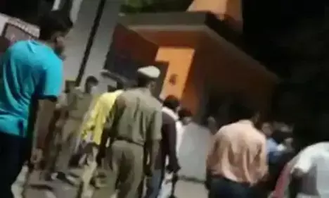 यूपी में BJP विधायक ने बेटे के साथ पुलिस थाने पर बोला हमला, छुड़ा ले गए लड़की से छेड़छाड़ का आरोपी देखती रह गई पुलिस