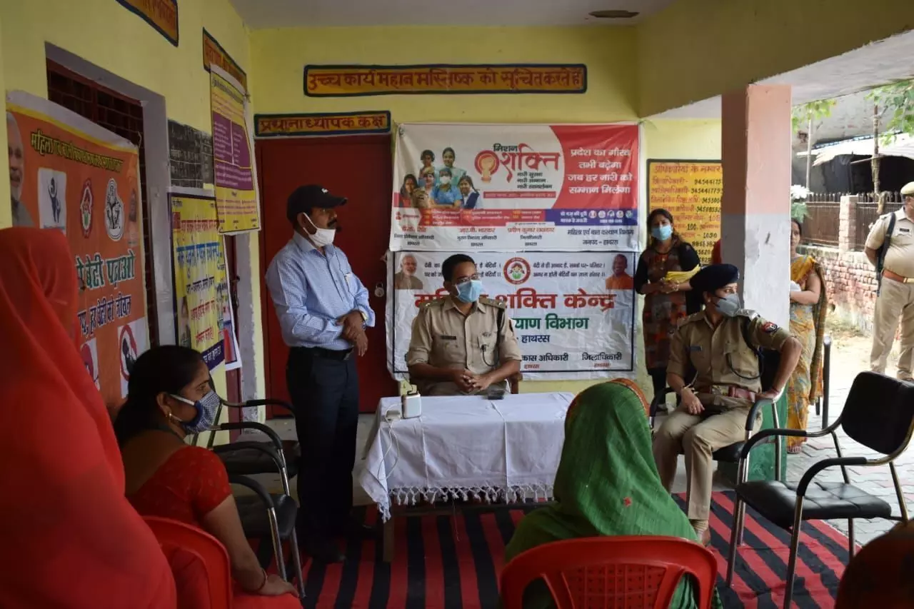 मिशन-शक्ति अभियान के तहत SP विनीत जायसवाल ने आंगनवाड़ी कार्यकत्रियों को महिला सुरक्षा सम्बंधी उपायों दी जानकारी मिशन-शक्ति अभियान के तहत SP विनीत जायसवाल ने आंगनवाड़ी कार्यकत्रियों को महिला सुरक्षा सम्बंधी उपायों दी जानकारी