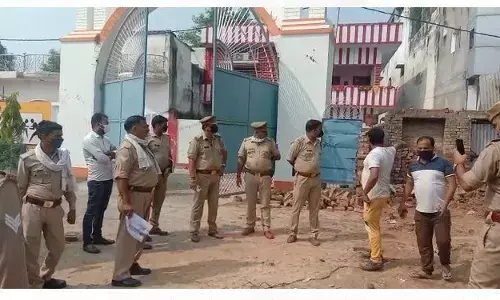 भाजपा नेताओं द्वारा जेसीबी लगाकर गरीब नसीम का जर्जर मकान गिरवाने की खबर से मचा प्रसाशन में हडकम्प