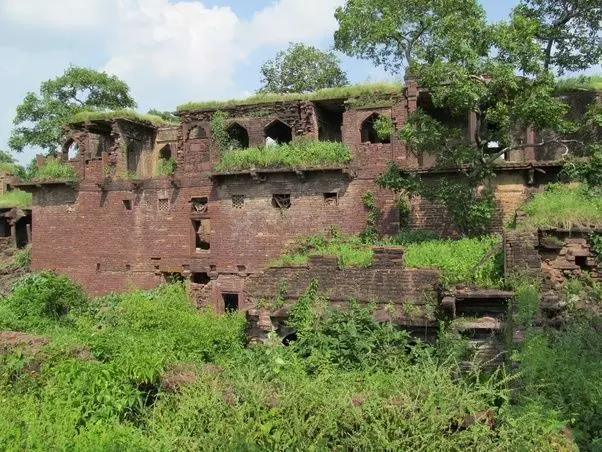 ये इमारतें जो खंडहर दिखाई देती है, कभी चांद सूरज इन्हें, सलाम किया करते थे!