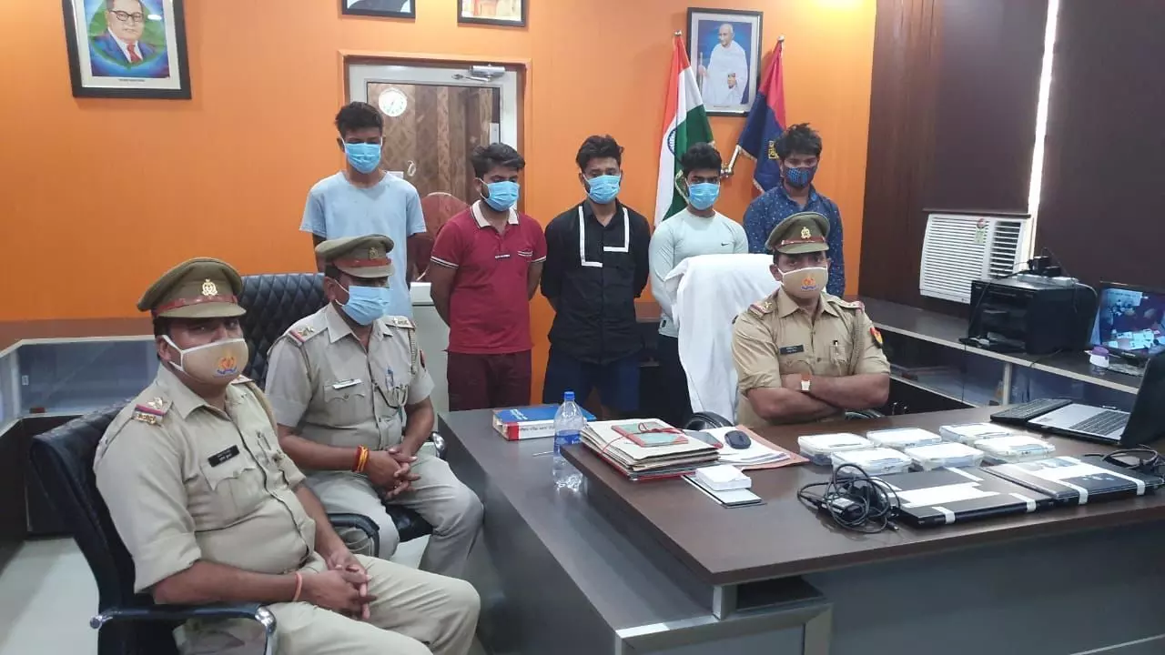 धोखाधडी करने वाले पाँच अभियुक्त को थाना नाॅलेज पार्क पुलिस ने किया गिरफ्तार