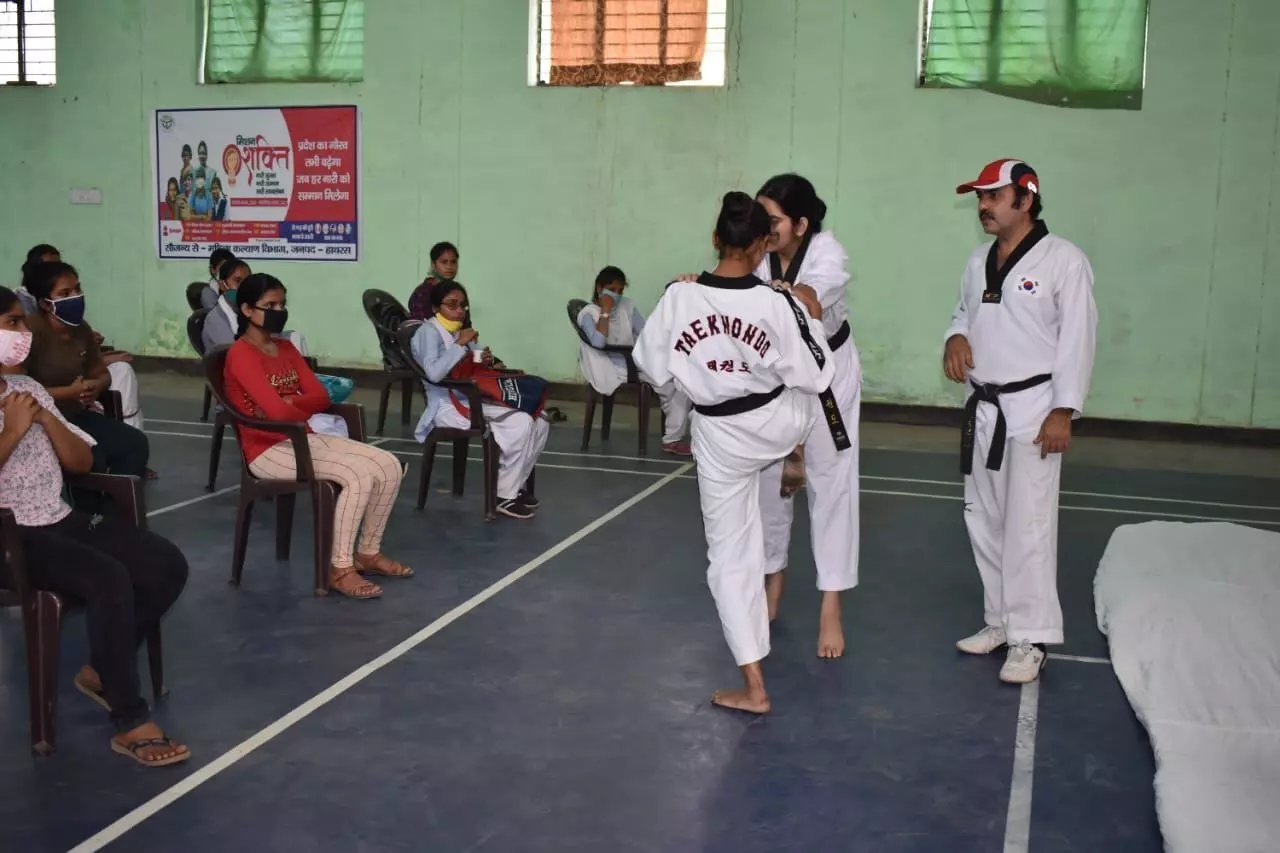 मिशन शक्ति अभियान के तहत एसपी विनीत जायसवाल ने खुद दिलाया बालिकाओ को आत्मरक्षा से सम्बन्धित प्रशिक्षण