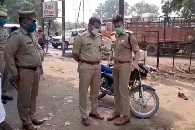 आगरा: बाइक सवार बदमाशों ने कैश कलेक्शन एजेंट से 7 लाख लूटकर मारी गोली, मौत आगरा: बाइक सवार बदमाशों ने कैश कलेक्शन एजेंट से 7 लाख लूटकर मारी गोली, मौत