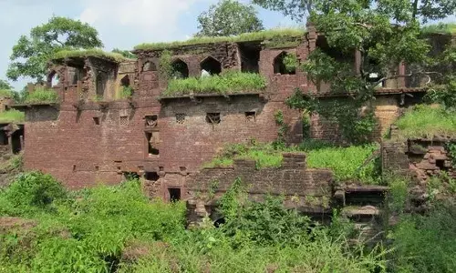 ये इमारतें जो खंडहर दिखाई देती है, कभी चांद सूरज इन्हें, सलाम किया करते थे! ये इमारतें जो खंडहर दिखाई देती है, कभी चांद सूरज इन्हें, सलाम किया करते थे!