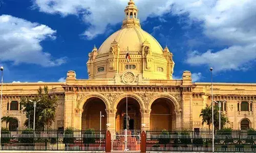 यूपी में विधानसभा के सामने परिवार ने की आत्मदाह की कोशिश, मचा हडकम्प यूपी में विधानसभा के सामने परिवार ने की आत्मदाह की कोशिश, मचा हडकम्प