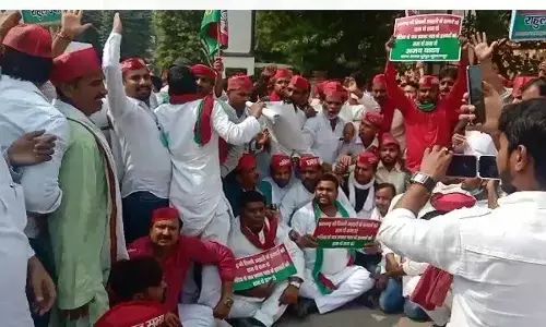 सुल्तानपुर में सपाइयों ने जमकर किया ववाल, डीएम कार्यालय पर धरना देकर सरकार के खिलाफ निकाली भडास