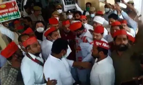 सपा सांसद विधायकों ने धरना प्रदर्शन कर उड़ाई सोशल डिस्टेंसिंग के नियमों की धज्जियां सपा सांसद विधायकों ने धरना प्रदर्शन कर उड़ाई सोशल डिस्टेंसिंग के नियमों की धज्जियां