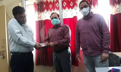 कोरोना संक्रमण को रोकने के लिए होम्योपैथिक चिकित्सा ने कलेक्ट्रेट में कर्मचारियों को दी होम्योपैथिक दवाई कोरोना संक्रमण को रोकने के लिए होम्योपैथिक चिकित्सा ने कलेक्ट्रेट में कर्मचारियों को दी होम्योपैथिक दवाई