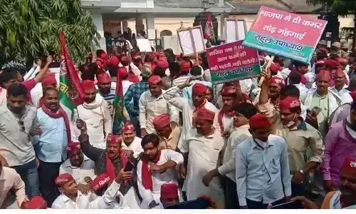 सपा कार्यकर्ताओं पर बरसे इसौली सपा विधायक अबरार अहमद, सरकार के विरोध भूल करने लगे आपस में जूतमपैजार