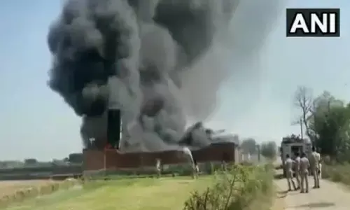 मेरठ में कैमिकल फैक्ट्री में लगी भीषण आग, मजदूरों के फंसे होने की आशंका, फायर ब्रिगेड की 6 टीमें मौके पर मेरठ में कैमिकल फैक्ट्री में लगी भीषण आग, मजदूरों के फंसे होने की आशंका, फायर ब्रिगेड की 6 टीमें मौके पर