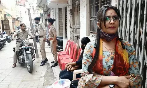 सुल्तानपुर में ससुराल के बाहर धरने पर बैठी विवाहिता सुल्तानपुर में ससुराल के बाहर धरने पर बैठी विवाहिता