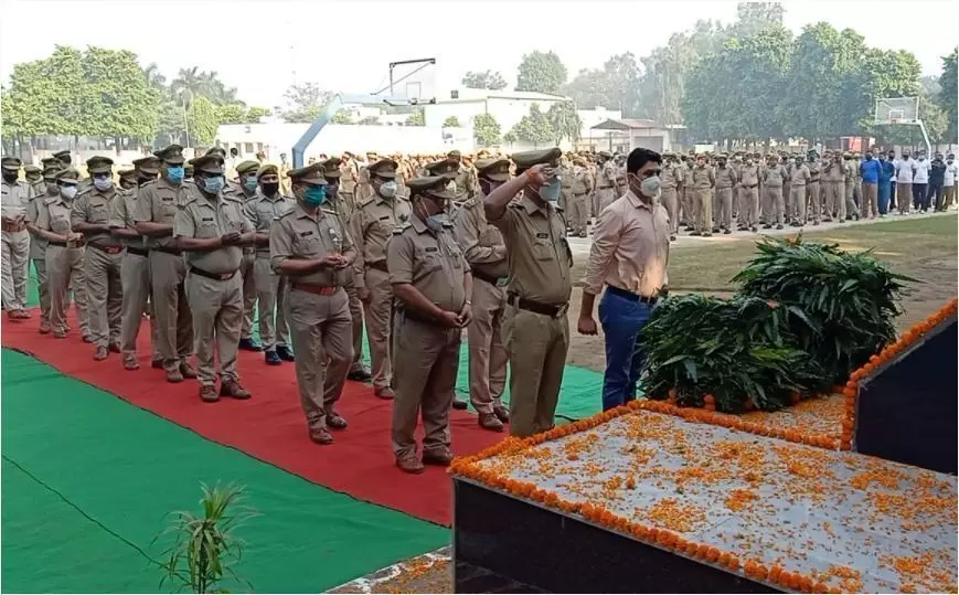 बिजनौर में शहीद पुलिस स्मृति दिवस के अवसर पुलिस अधीक्षक ने दी सलामी