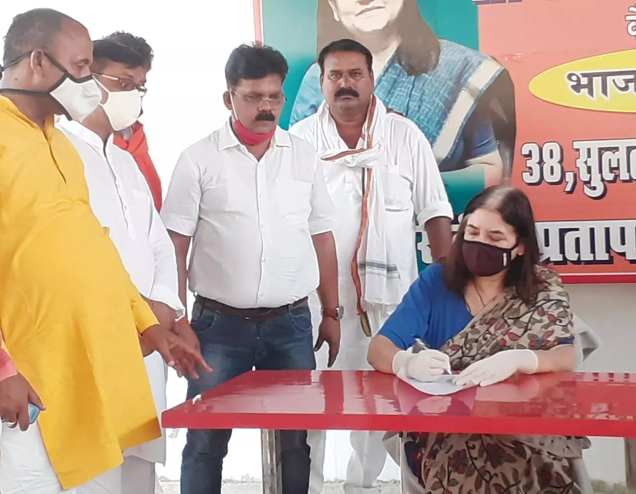 सुल्तानपुर जनपद में मेनका गांधी का आगमन,कई जगह लोगों से मिलकर की बात सुल्तानपुर जनपद में मेनका गांधी का आगमन,कई जगह लोगों से मिलकर की बात